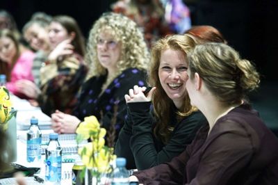 Trine Skovbjerg Hansen med smilet er med i ensemblet i musicalen »We Will Rock You«, hvor hun danser og synger. - Sammenholdet er det, der gør det så fedt at være med, siger hun. Foto: Chresten Bergh