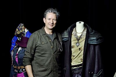 Anders Blichfeldt spiller Pop, altså rollen som Pop, der er leder af The Bohemians i Queen-musicalen »We Will Rock You«. Det er Pops kostume til højre. Broderist Trine Jessen fra Aarhus har sponseret et stort antal timer i at brodere en smuk slange i glimmergarn bag på frakken, for man vil opleve små skæve referencer til Anders Blichfeldts fortid i musicalen. Men slangen må man vente med at se, til stykket har premiere. Foto: Chresten Bergh