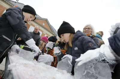 Ronja Løkke Slot (t.h.) fik bygget - eller måske snarere hugget - et hus af is, da Ice Team mandag gæstede torvet. Efter nogle få instruktioner fra billedhugger Søren Cip Nielsen gik deltagerne i gang med stemmejernet, og det var helt gratis. Foto: Henrik Ole Jensen
