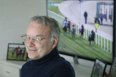 Efter to bilulykker, en svulst i hovedet og et overfald er 56-årige Claus Kamstrup udfordret af blandt andet mental træthed og en dropfod. Han kan for eksempel ikke holde til at arbejde på fuld tid længere, men er blevet tilkendt flexjob. Til gengæld har han fået tid til at dyrke en gammel passion for galopheste. - Min primære interesse er afstamning og løb. At krydse de rigtige blodlinjer, siger han. Han er med i to såkaldte andelsheste. Den ene er de 15 om, så de er nogle stykker, der skal være enige om at købe heste med de rigtige afstamninger. Foto: Henrik Ole Jensen