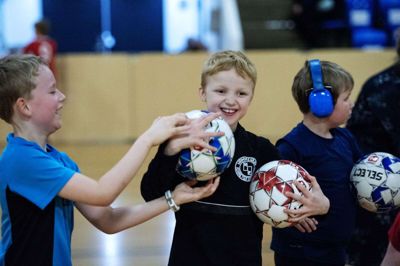 Hver fredag i vinterhalvåret mødes spillerne i Hammerum IF Specialfodbold i Hammerum Hallen for at træne, og de vil gerne være endnu flere. Foto: Chresten Bergh