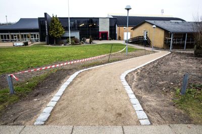 Trapperne ved Videbæk Idræts- og Fritidscenter er erstattet af en sti med grus; det gør vejen mellem Bredgade og centerets indgang med handicapvenlig. Midlerne er kommet fra en større donation fra Nykredit Fonden. Foto: Chresten Bergh