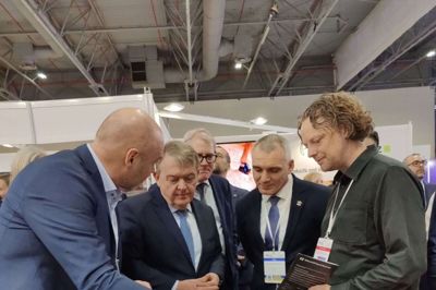 Den danske regering er også repræsenteret på messen. Her er det udenrigsminister Lars Løkke Rasmussen (M), der får Worldflexhomes koncept forklaret af Anders Bach-Sørensen (t.v.). Foto: Privatfoto