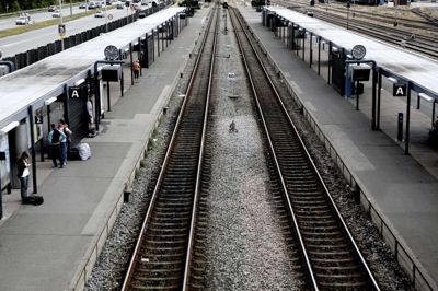 Passagerer, som står på perronen i Herning og venter på tog fredag eftermiddag, kommer muligvis til at vente forgæves. Nogle af eftermiddagens afgange fra klokken 15 til både Struer og Aarhus H er aflyst grundet stormen Otto. Foto: Henrik Ole Jensen