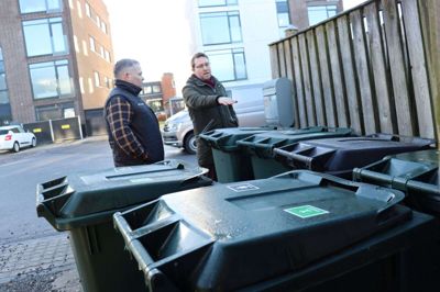 Den private boligudlejer Jesper Bjørnholt (tv) og Niels Dalmose fra Ikast-Brande kommune har været i tæt dialog omkring at finde løsninger på antallet af affalds- og genbrugsbeholdere ved de forskellige ejendomme. Foto: Laila Kempel