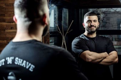Mikail Alp tror, at hans usædvanlige åbningstider er en god mulighed for at tiltrække alle de kunder, der normalt ikke kan nå en frisørtid om dagen. Foto: Chresten Bergh