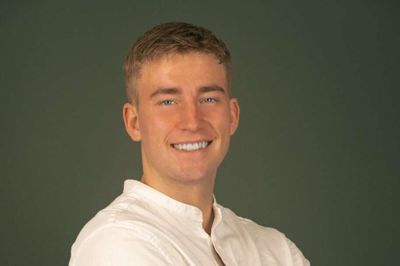 Ølsnorklen har på få år solgt over 15.000 produkter, så Jeppe Østerby har grund til at smile over sit firma. Foto: Privatfoto