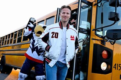 Lars Eller ses ankomme med Washington Capitals inden weekendens kamp mod Carolina Hurricanes, der blev spillet udendørs. Grant Halverson/Ritzau Scanpix