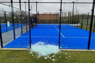 En af Vildbjerg-padelbanens glasruder er søndag aften blevet slået itu. Det betyder, at man nu må lukke den ene bane ned, indtil der kommer nyt glas i. Klubben er forsikret, men det kan komme til at tage tid at bestille nyt glas hjem, forklarer formanden. Foto: Jan Briks Kjærside