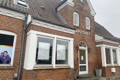 Der skal ikke længere være erhverv i bygningen på Nr. Bredgade i Kibæk, efter at apoteksudsalget er flyttet om i Meny. Foto: Jan Briks Kjærside