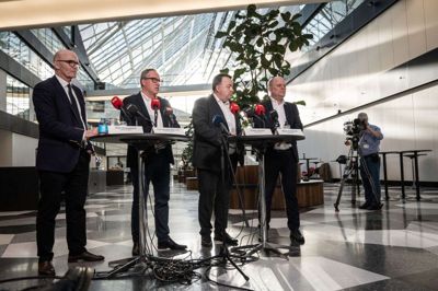 Kim Graugaard, Lars Sandahl Sørensen, Claus Jensen og Mads Andersen fra DI og CO-industri præsenterede overenskomstaftalen på industriens område på et pressemøde i går. Den nye overenskomst gælder i to år frem til 1. marts 2025. Lønnen stiger samlet set i løbet af de to år med fire procent. Hertil kan kommer lønstigninger, man aftaler ved lokale forhandlinger. Mindstelønnen stiger med ni kroner i timen. Barsel med fuld løn bliver forlænget med fire uger fordelt på to uger til deling og to uger til den anden forælder. Medarbejderne vil få fuld løn under deltagelse i selvvalgt uddannelse. Timelønnen til lærlinge bliver forhøjet med otte kroner. Foto: Emil Helms/Ritzau Scanpix