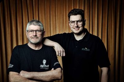 Nu er der endnu flere grunde til at tage til Brande, hvis man gerne vil have en god koncertoplevelse, fortæller Jørgen Haahr fra Branderocker (t.v.) og Asger Månsson, som er bestyrer på Hotel Dalgas. Foto: Chresten Bergh