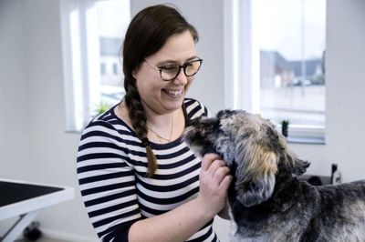Winni Møller Nielsen og Carlo er klar til at byde velkommen til Tjørrings nye hundesalon mandag 13. marts. Foto: Chresten Bergh