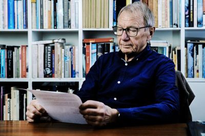 Krigen i Ukraine fylder en del hjemme hos 83-årige Troels Johansen, der er tidligere byrådsmedlem i Herning. Han har skrevet et brev til skoproducenten Ecco med en opfordring om at sende varmt fodtøj til de frysende ukrainere, men det har virksomheden valgt at ignorere. Foto: Chresten Bergh