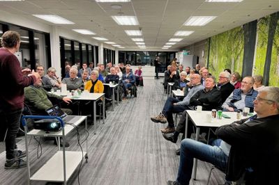 Som formand for Aulum Borgerforening fortalte Thomas Høgh Mouritsen (t.v.) blandt andet de fremmødte aulumboer om planerne for renovering af rundkørsler i byen og arbejdet med at få en større scene til Aulum Lystanlæg. Foto: Privatfoto
