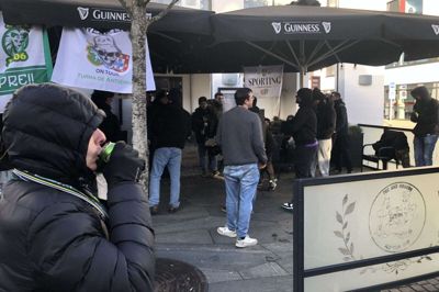 Det ligner øjensynligt, at portugiserne har taget godt imod de danske alkoholmuligheder. I baggrunden ses de mere ikarnerede fans, der danser og slår på tromme. Foto: Thor Ølgaard Hansen