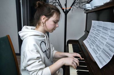 14-årige Veronica Donchuk ved klaveret, som lokale har doneret den ukrainske flygtningefamilie. Veronica og lillesøsteren Alina går begge til klaver på musikskolen Lokalmusik i Skibbild-Nøvling. Foto: Chresten Bergh