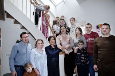 Tre familier samlet på Odinsvej. Øverst på trappen er det Alfred, Astrid og Agnete Berg Andersen. Derefter følger de fem Donscuk-børn med drengene Ruslan og Dima, Alina med lille Daryna i favnen og Veronica i den hvide trøje. Foran trappen fra venstre er det Jes og Signe Berg Andersen med niecen Lilli, Ellen Andersen, Maya Donchuk, Lesya Svets med sønnen Dima, Bohdan Brahovskiy og Bogdan Donchuk. Foto: Chresten Bergh