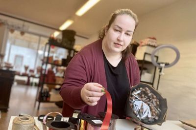 Ligesom for mange andre ukrainere er det svært for Inna Budnik, driver butik i Aulum, at tale om krigen. Der er mange følelser i spil - især fordi det denne fredag er præcis et år siden, krigen brød ud. Foto: Jan Briks Kjærside