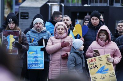 Omkring 200 demonstranter viste fredag deres opbakning til Ukraine ved en demonstration på Torvet i Herning. Den begyndte med afsyngelsen af Ukraines nationalhymne. Foto: Chresten Bergh