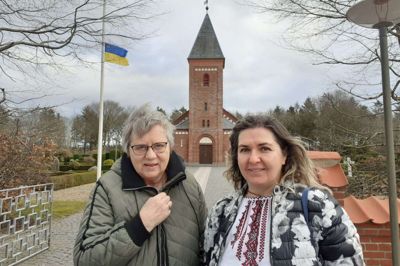 Sognepræst Karin Vestergaard og Irina Vodyakha ved fredagens mindedag i Ilskov Kirke. Irina Vodyakha hjalp til med at arrangere mindedagen. Hun har to sønner. De er døbt i den ortodokse kirke og konfirmeret i danske folkekirke. Foto: Jesper Wind