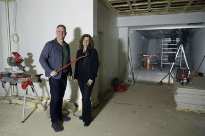 Indenfor bliver lokalerne renoveret, og det er lokale håndværkere, som står bag. Det foregår bagerst, mens indehaverne, Eva Nordestgaard og Henrik Lildholdt, følger med. FOTO: HENRIK OLE JENSEN
