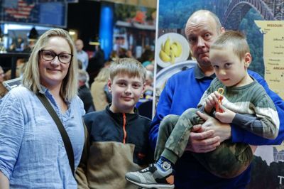 Tina og Thomas Andreasen fra Give med sønnerne Teddy og storebror Thor kører gerne på campingferie, men var på udkig efter en ferie i udlandet på Ferie For Alle. Foto: Chresten Berg