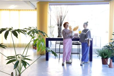 De seneste måneder har der været papir sat op for ruderne i Skolegade 7, hvor Bloom K åbner i morgen. Nu kan indehaver Karen Kirkegaard (t.h.) og Hanne Juul gøre de sidste ting klar til åbningen af livsstilsbutikken. Foto: Henrik Ole Jensen