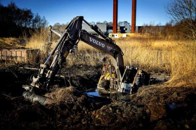 Den sitter fast! Uden fast grund under sig sank den 26 ton tunge gravemaskine ned i slammet. Den kunne umuligt komme fri ved egen hjælp. Foto: Jakob Stigsen Andersen