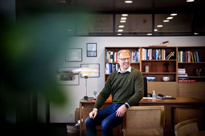 Der har været grund til smil for ordførende direktør Anders Dam i 2022. Ikke alene lykkedes det Jyske Bank at købe Handelsbankens danske aktiviteter - samtidig tjente banken flere penge end nogensinde før. Foto: Jakob Stigsen Andersen.