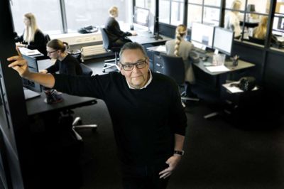 Søren Nørgaard foreslog, at han blev fotograferet hos reklamebureauet Advicer med nogle unge mennesker i baggrunden, for de er virksomhedens fremtid, som han siger. Tilbage i fortiden, nærmere bestemt 1. marts 1983, havde Søren Nørgaard første dag på Herning Folkeblad og kan således fejre 40-årsjubilæum i morgen, onsdag. Foto: Henrik Ole Jensen