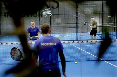 36 erhvervsledere satte hinanden stævne på padelbanerne i Ikast, hvor der var kampe, foredrag og en sandwich på programmet. Foto: Henrik Ole Jensen