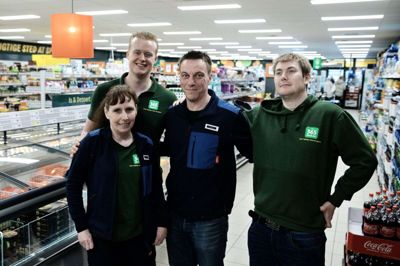 Butikschef Anders Moesgaard flankeret af tre af sine otte fleksjobbere. Fra venstre er det Channie Hallstein, Dennis Holkenborg og til højre Jeppe Damberg. Coop 365 i Hammerum har i alt 27 ansatte ungarbejdere, fastansatte og fleksjobbere. Foto: Chresten Berg