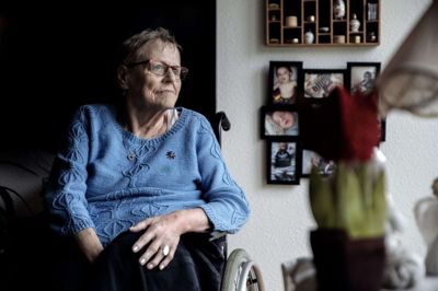 Linda Poulsen fra Gjellerup har fået amputeret venstre ben og sidder i kørestol. Hun er skuffet over, at en chauffør på en visiteret handicapbus kunne finde på at smide hende af bussen, da hun havde glemt at få rede penge med på vej til sin svigerdatters bisættelse i Snejbjerg Kirke. Foto: Chresten Bergh