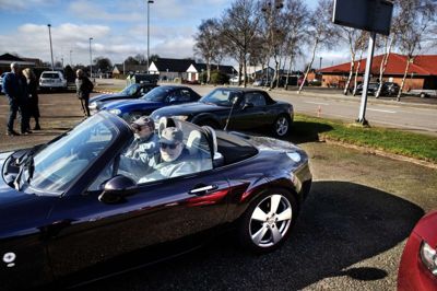 P-pladsen ved bilforhandleren i Lind blev pludselig mødested for Mazda-ejere. Foto: Chresten Bergh