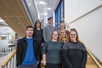 Et hold detailelever har fejret deres afsluttende fagprøve på Herningsholm Erhvervsskole & Gymnasier: Charlotte Brun Hansen, Dansk Outlet Tarm; Marcus Vraa Andersen, Design Cykler Horsens; Steffan Thusgaard Graversen, Elektronikhuset, Ringkøbing; Jette Skram Mikkelsen, Herningsholm Erhvervsskole & Gymnasier; Süheyla Demet Samanci, Herningsholm Erhvervsskole & Gymnasier; og Lise Behrmann Andersen, Herningsholm Erhvervsskole & Gymnasier. Foto: Privatfoto