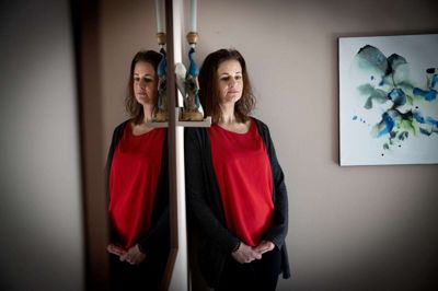 Henriette Kinch bor alene og har ikke aktuelle planer om at flytte sammen med sin kæreste. - Han er rigtig god til at acceptere, at jeg ikke altid orker at være sammen med andre, men har brug for at være mig selv. Jeg har også været meget ærlig omkring det, så han ved, det ikke handler om ham, siger hun. Foto: Jakob Stigsen Andersen