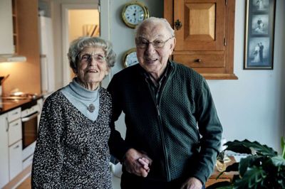 På onsdag 8. marts kan Britta og Erik Winther fejre krondiamantbryllup, og senere på året kan de begge fejre deres 90-årsfødselsdage. I dag tager de forskud på festlighederne, når de tre døtre, Gitte fra Herning, Dorte fra Odense og Ulla fra København, omdanner deres stue til festlokale for hele familien. Foto: Chresten Bergh