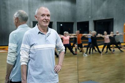 I 50 år har Bent Ole Hvid været gymnastikinstruktør i Gjellerup Sdr. Det blev fejret med champagne, da hele bestyrelsen dukkede op efter en tirsdagstræning med »Blandet-kondi«-holdet, som han er i gang med at træne på billedet. Foto: Henrik Ole Jensen