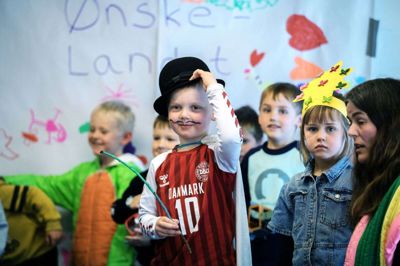 Der var fine kostumer og glade børn, da 25 førskolebørn fra Børnehaven Hyldgård opførte teater. Foto: Chresten Bergh