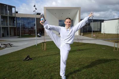 Den unge gymnast foran sportscentret i Holing, hvor der lørdag var gymnastikopvisning. Foto: Henrik Øster-Jørgensen