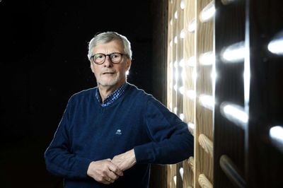 Jørgen B. Jørgensen, bestyrelsesformand i Aulum Fritidscenter, elsker at dyrke sport og har spillet fodbold, siden han var ung. Ligesom resten af familien holder han meget med FC Midtjylland og har en fast plads på MCH Arena. Sågar er hans barnebarn blevet navngivet Pione til efternavn efter FC Midtjylland-fodboldspilleren Pione Sisto. Foto: Chresten Bergh