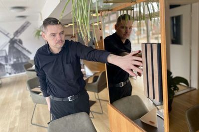 Det er akustikpaneler som dem, Michael Bjerregaard her står med, der skal sættes op på søjler og baren på Hotel Vildbjerg. Det skulle gerne give hotellet et mere moderne look. Foto: Jan Briks Kjærside