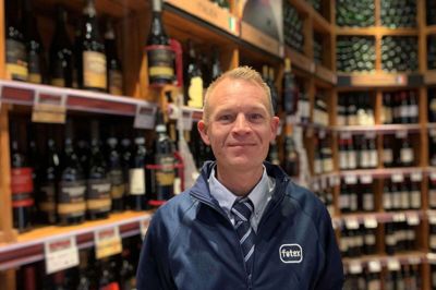 Jimmi Hansen har gennem sit tidligere job i Bilka fået en interesse for vin og kan godt lide at vejlede kunderne. Han venter, at kunderne i Føtex Ikast vil kunne møde ham i vinafdelingen indimellem. I går havde den nye varehuschef første arbejdsdag. Foto: Mikkel Korsgaard Christensen