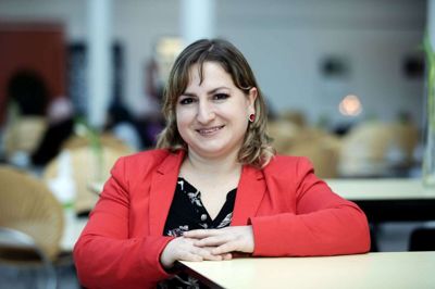 Tetiana Kryzhan bor i Ikast og havde egentlig et job som syerske. Det mistede hun desværre og sagde derfor ja til at blive en del af sosu-forløbet for ukrainske flygtninge. Foto: Chresten Bergh