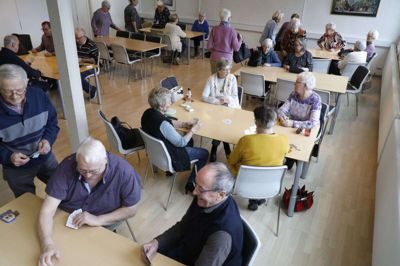 Hver onsdag ved godt middagstid rykker omkring 50 spilleglade ikastboer ind i Kongefløjen for at spille kort og hygge. Nu fejrer foreningen 40-årsjubilæum og øverst på ønskesedlen står: Flere medlemmer. Foto: Henrik Ole Jensen