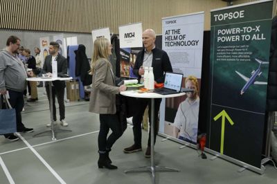 Ole Stahl fra Topsoe og Lasse Sandgaard fra MCH talte nærmest nonstop med jobsøgende, da der i går var messe i sportshallen i Hammerum. Foto: Henrik Ole Jensen
