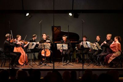 Et yderst sjældent billede, nemlig af alle ensemblets musikere på scenen på samme tid. Anledningen var uropførelsen af »Fuggitivo«, som er skrevet specielt til ensemblet i anledning af 20-årsjubilæet og med brug af alle musikere. Foto: Ensemble Midtvest
