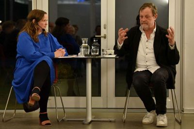 Kommunikationschef Sanne Helene Højbjerg i samtale med komponist Bent Sørensen forud for uropførelsen af hans nyeste komposition på Heart i aftes. Værket er skrevet specielt til ensemblet i anledning af 20-årsjubilæet. Foto: Ensemble Midtvest