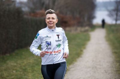 - Jeg bliver aldrig den hurtigste, og det er vigtigt for mig at sige - for folk tror jo dælme, at jeg løber en maraton på tre timer, og det gør jeg jo slet ikke. Jeg er motionist, og jeg vil leve mit liv, og det skal være sjovt, siger Annette Kopp, der ofte kan ses løbe og cykle i og omkring hjembyen Sunds. Foto: Chresten Bergh